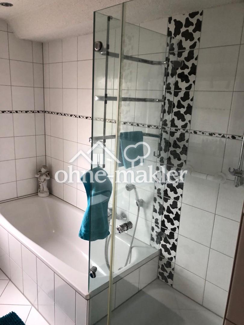 Bad mit Badewanne und Dusche