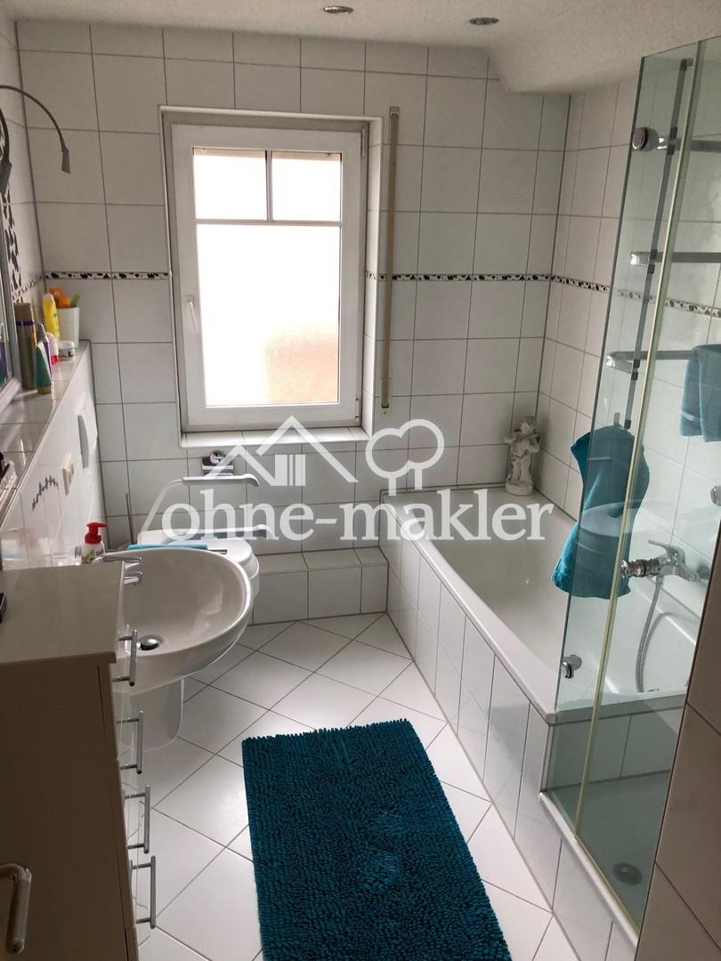 Bad mit Badewanne und Dusche
