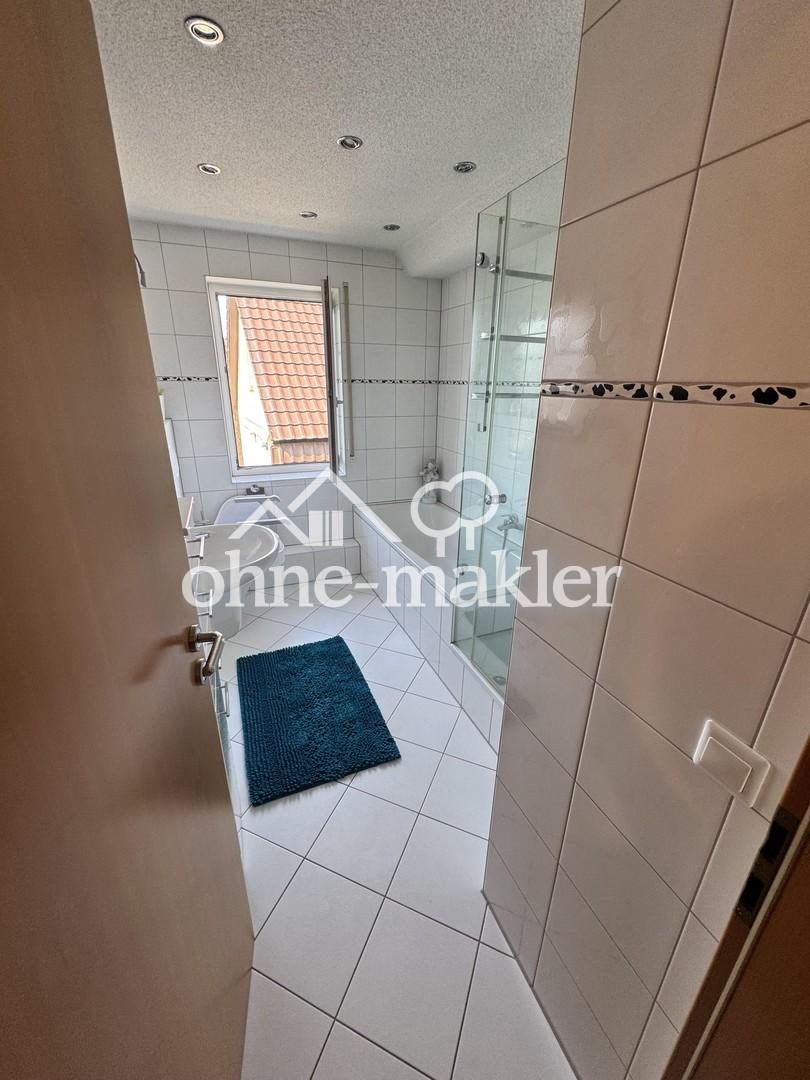 Bad mit Badewanne und Dusche