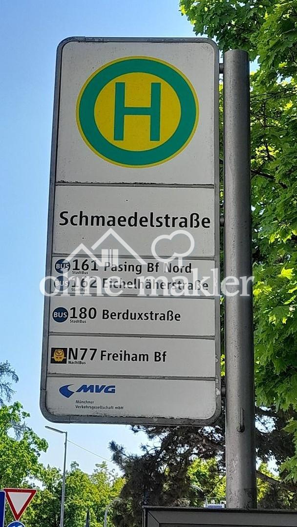 Bushaltestelle nebenan
