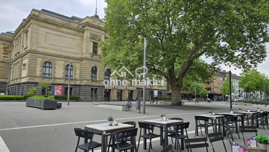Benachbarter Museumsvorplatz