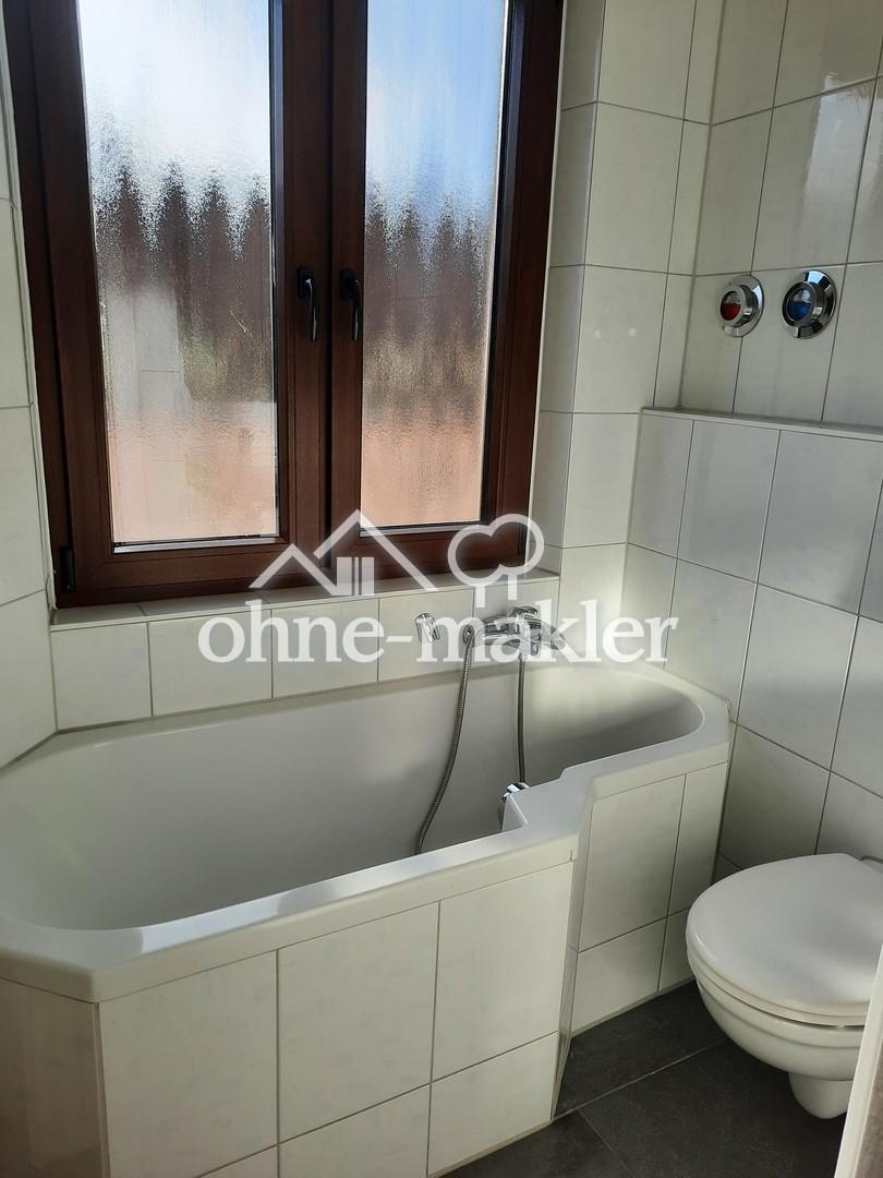 Tageslichtbad mit Wanne