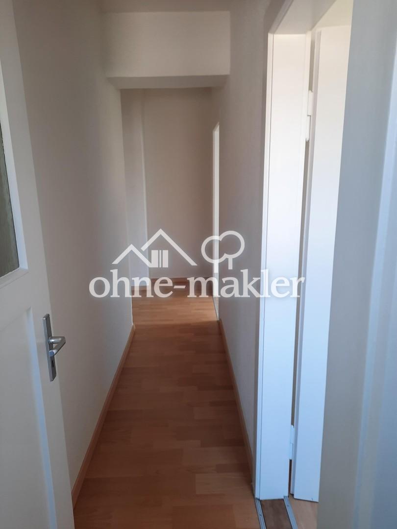 Flur mit Blick zur Wohnungstür