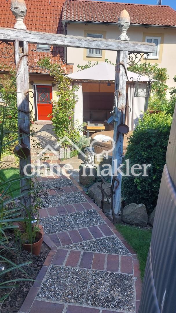 Weg vom Carport zum Haus