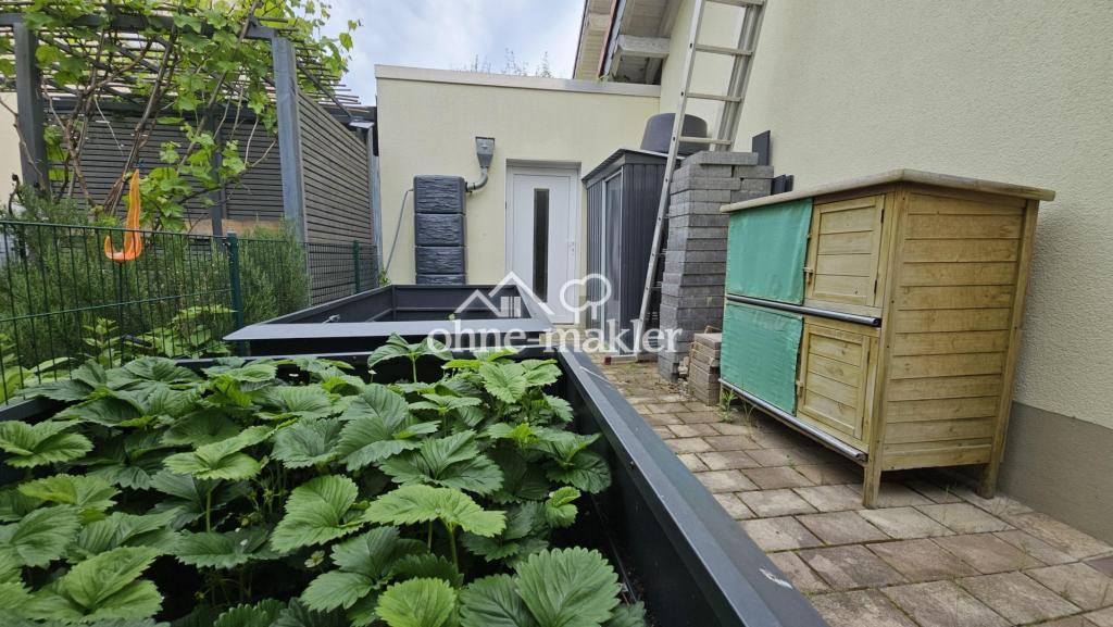 Garten-Teil Hausseite & Garage