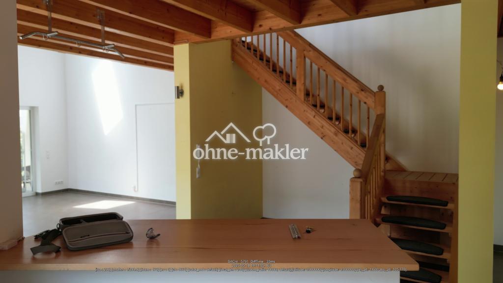 Blick aus Küche in Wohnzimmer