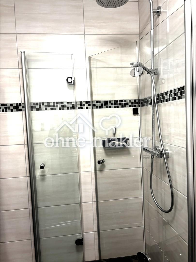 Dusche mit schwenkbaren Türen