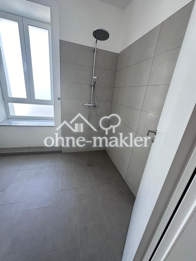 Bad mit Dusche+ Duschkabine 