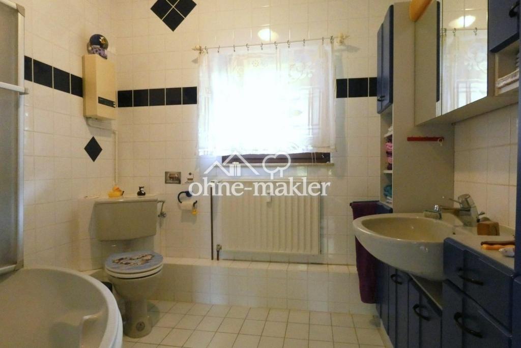 Tageslichtbad mit Eckbadewanne