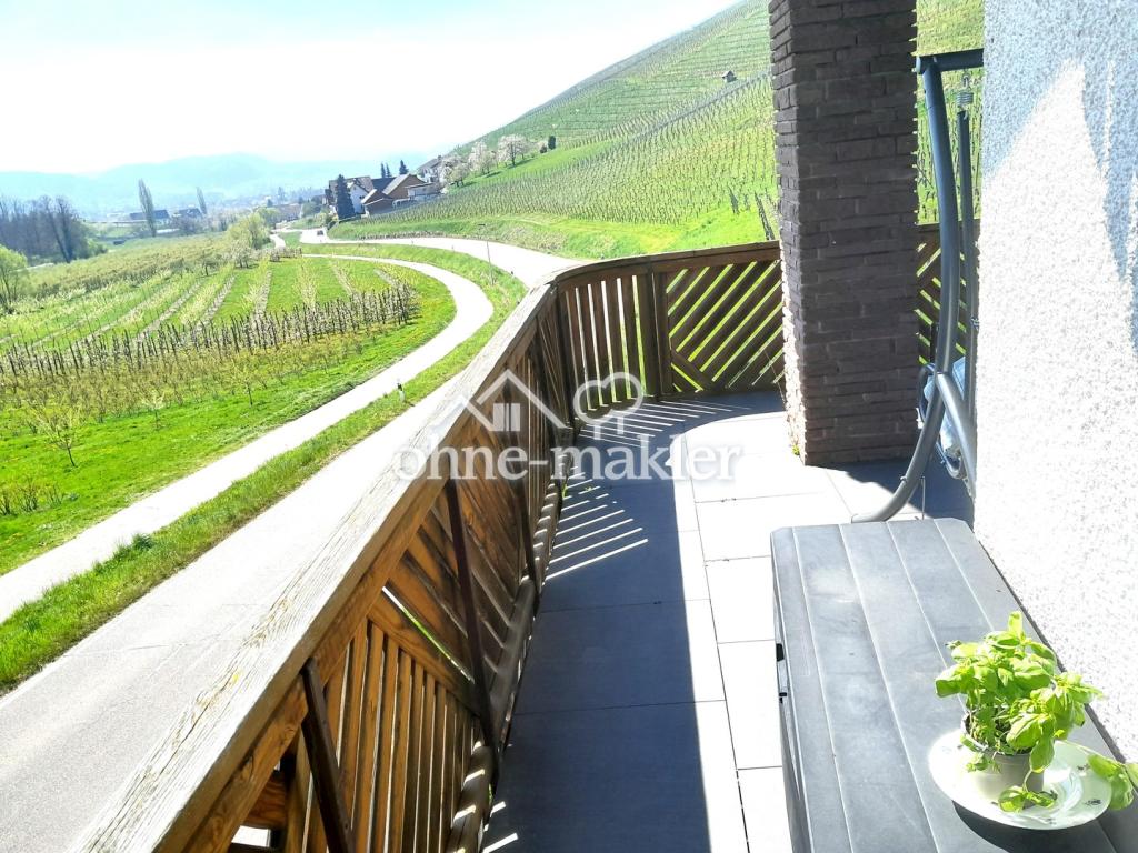 auf großem Balkon