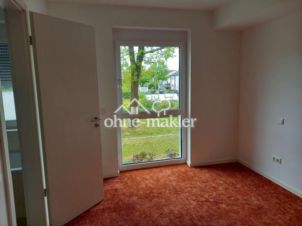 Schlafzimmer (mit Tür zum Bad)