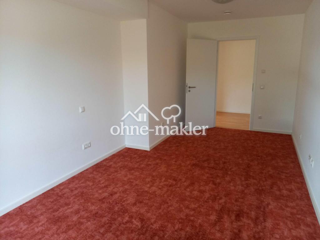 Schlafzimmer mit Tür zum Flur