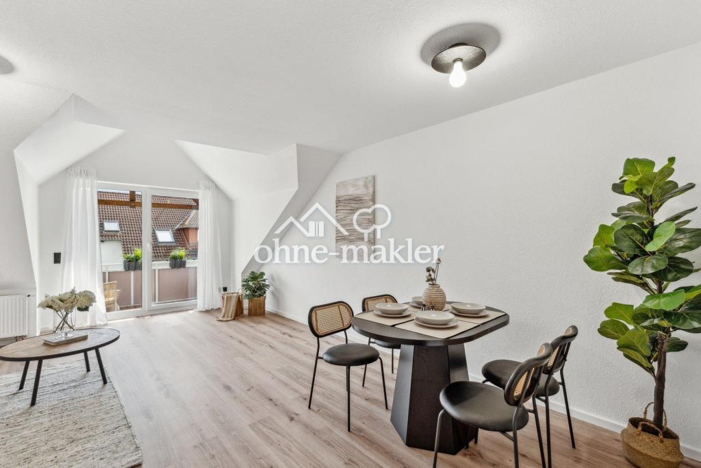 Wohn- und Esszimmer mit Balkon
