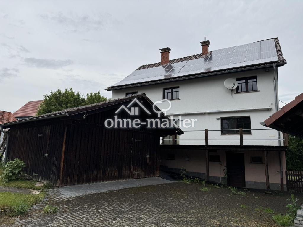 Rückansicht mit Holzschuppen