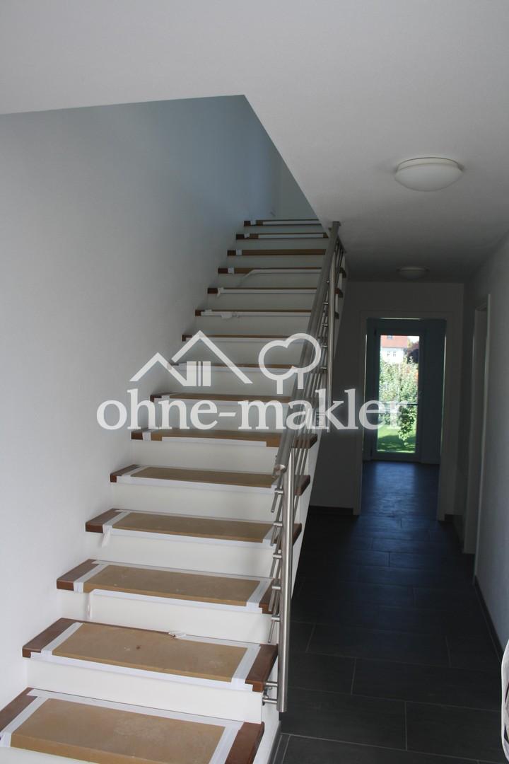 Flur mit Treppe zum DG