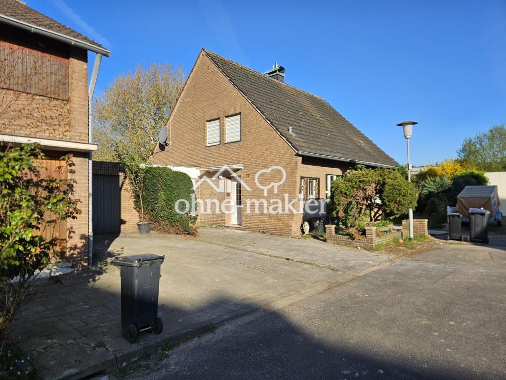 Zufahrt mit Garage am Ende