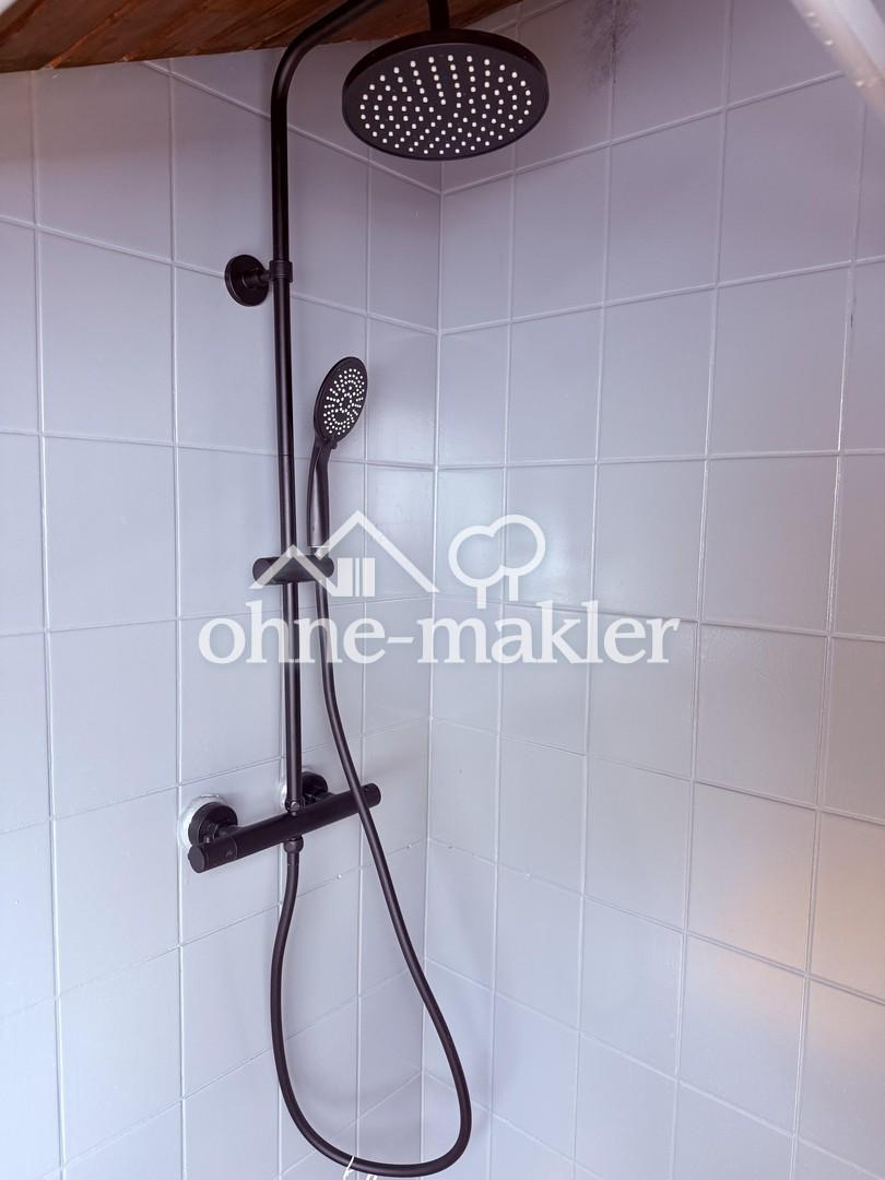 Bad mit Badewanne und Dusche 