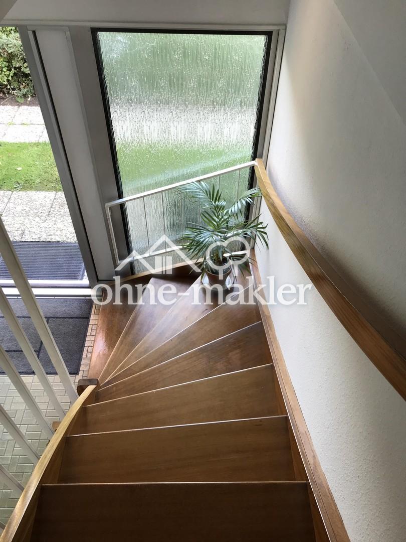 Holztreppe zum Erdgeschoss