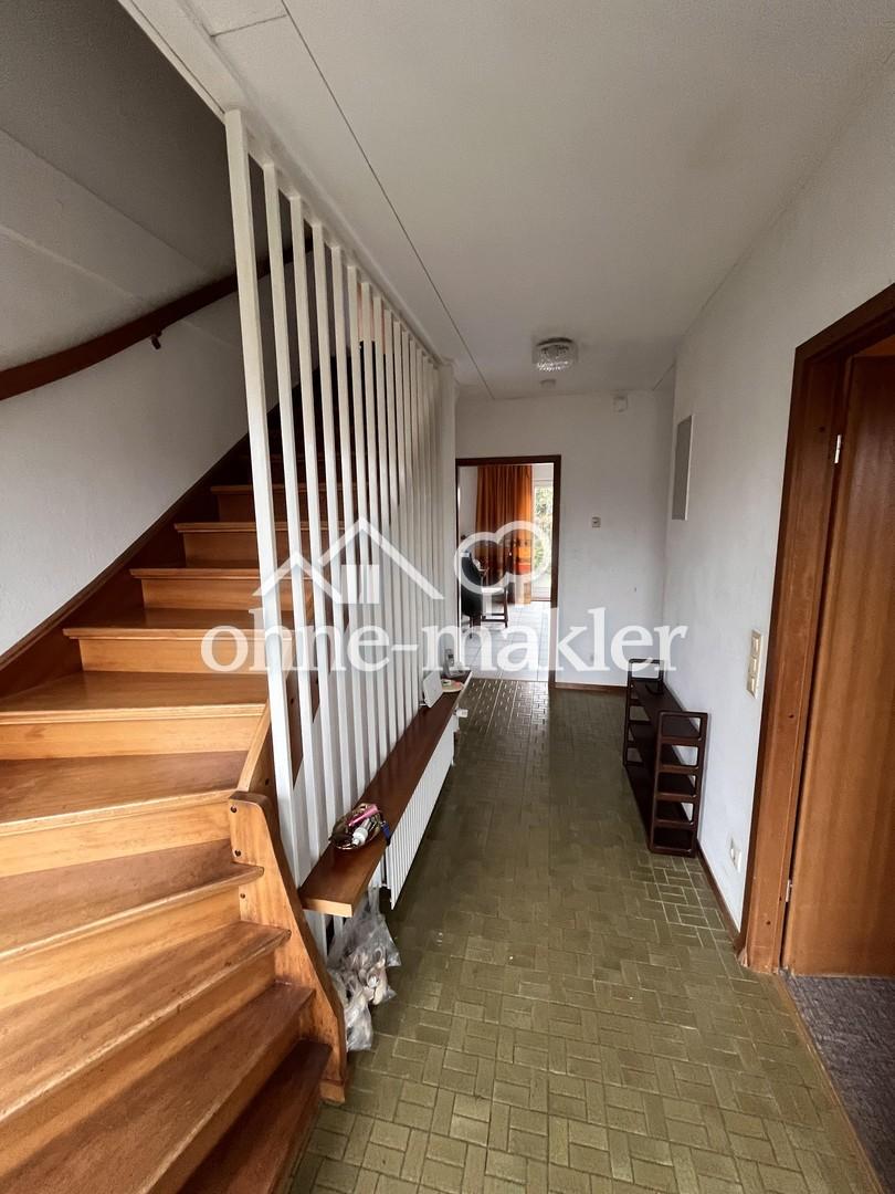 Flur und Holztreppe zum OG