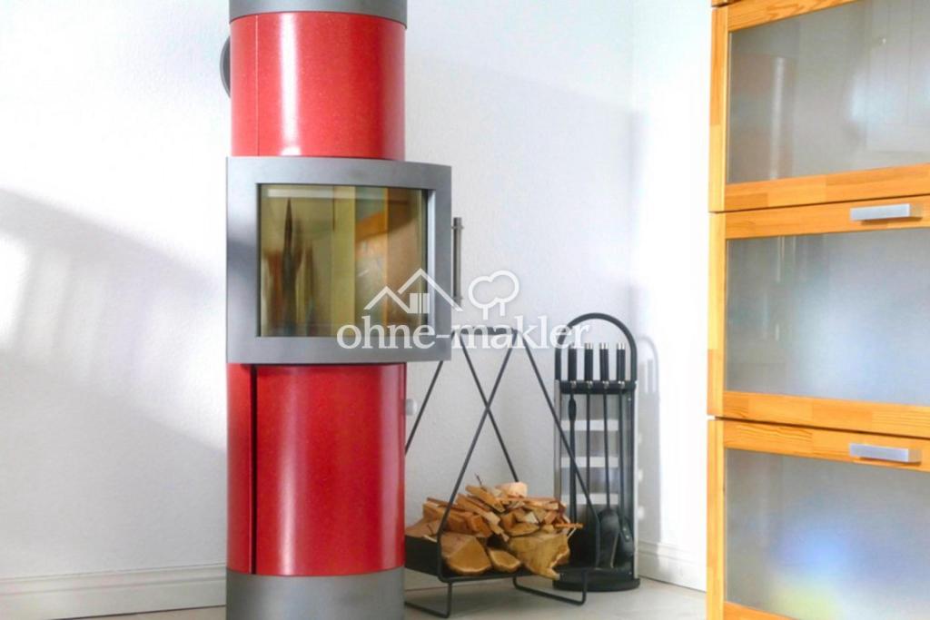 Kachel-Kaminofen im Wohnzimmer