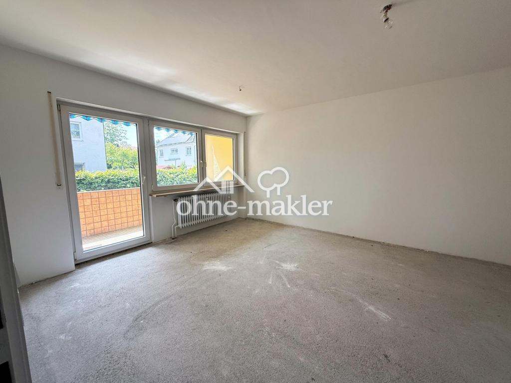 Wohnzimmer mit Balkon