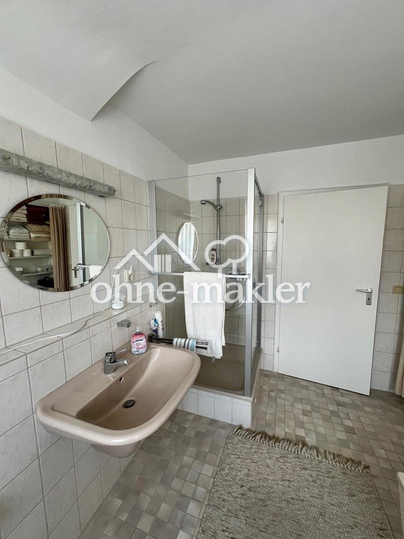 Badezimmer mit Dusche