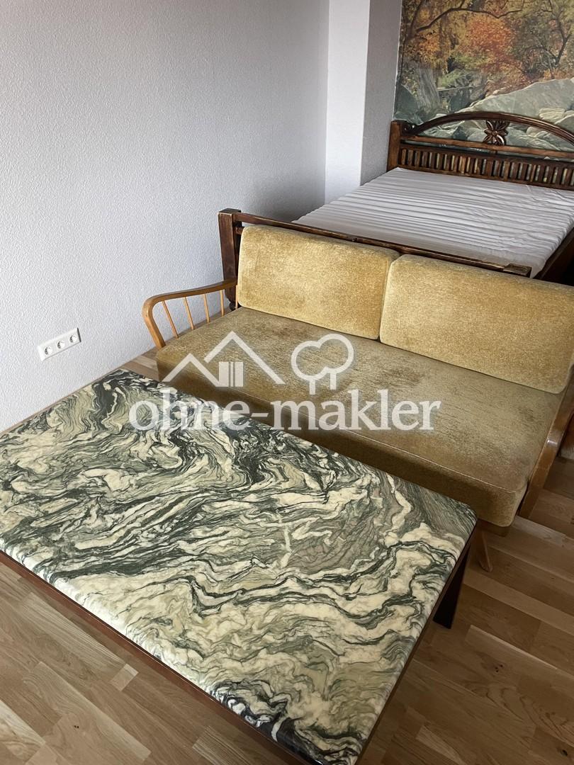 Sofa mit Marmor-Coachtisch
