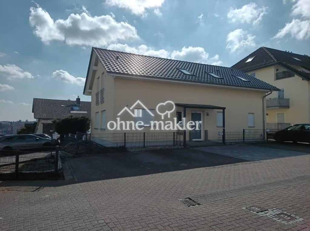 Eingang und Stellplätze