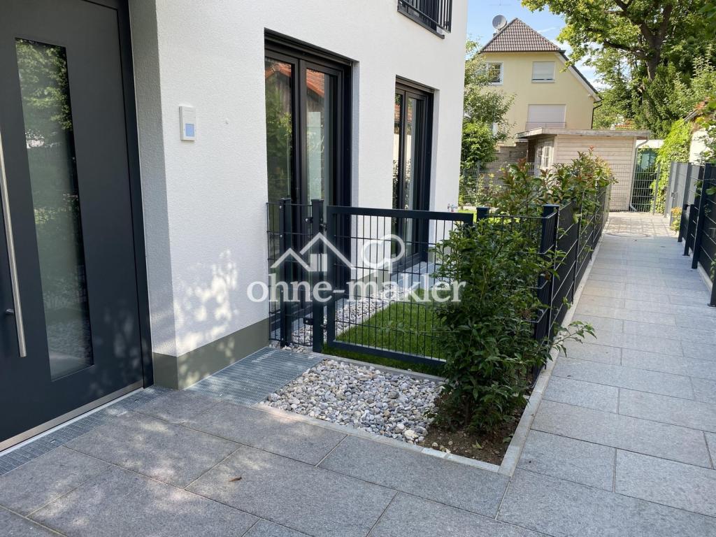 Haustüre und Zugang zum Garten