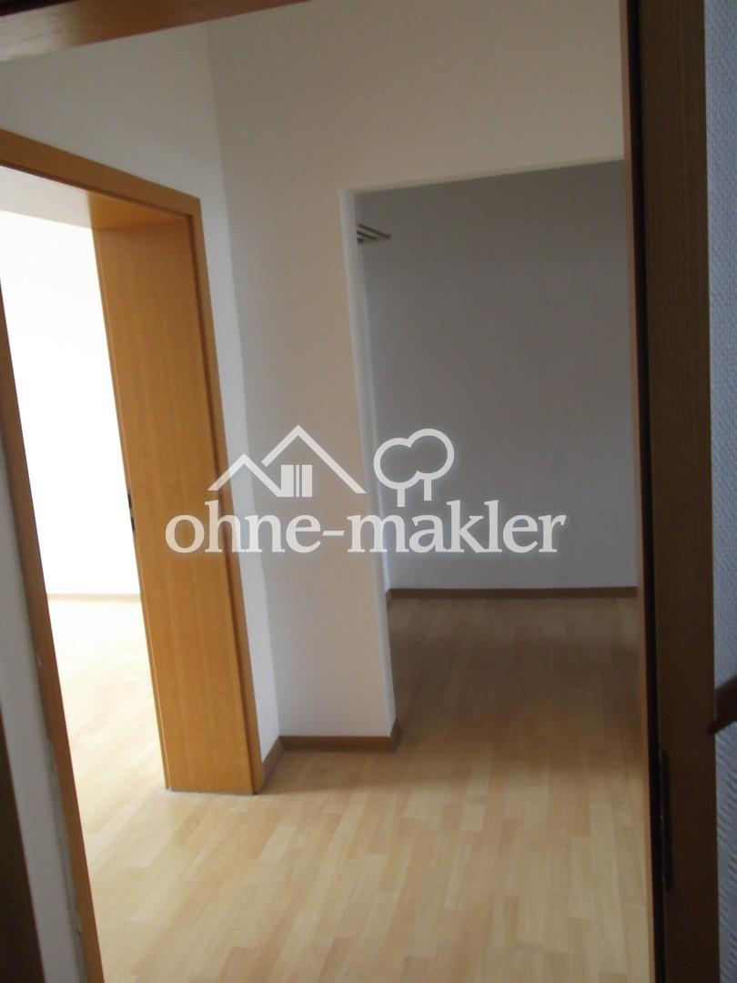 1. OG Blick durch Wohnungstür