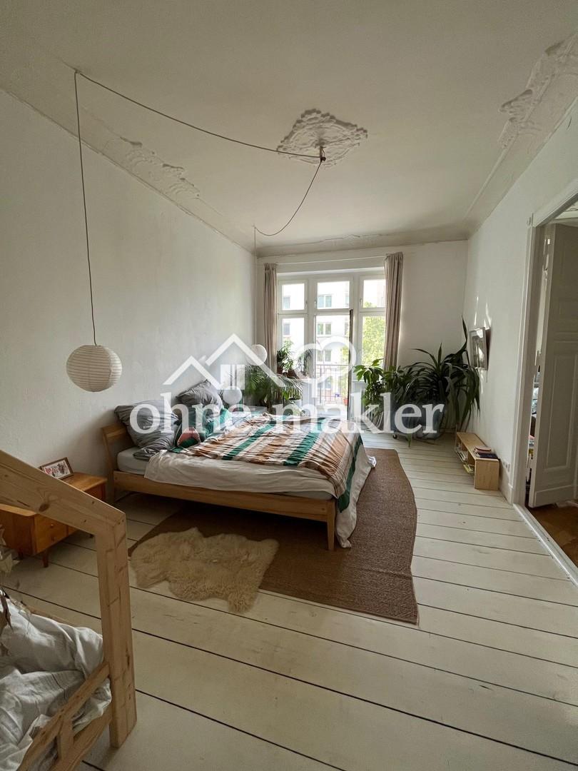 Schlafzimmer (mit Balkon)