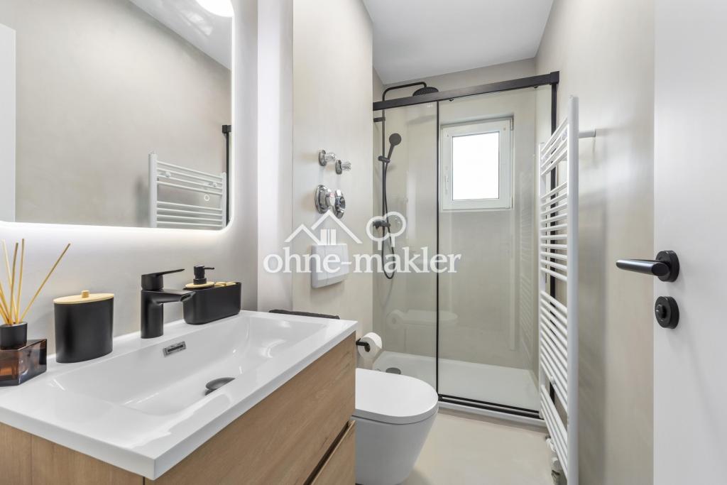 Badezimmer mit Walk-In-Dusche