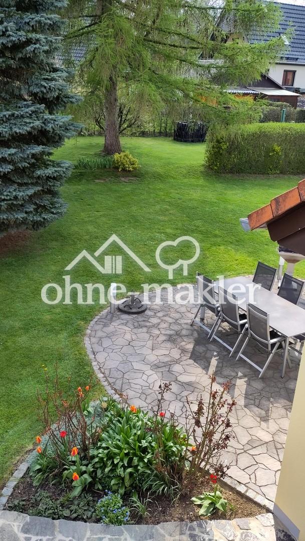 Blick vom Balkon zur Terrasse