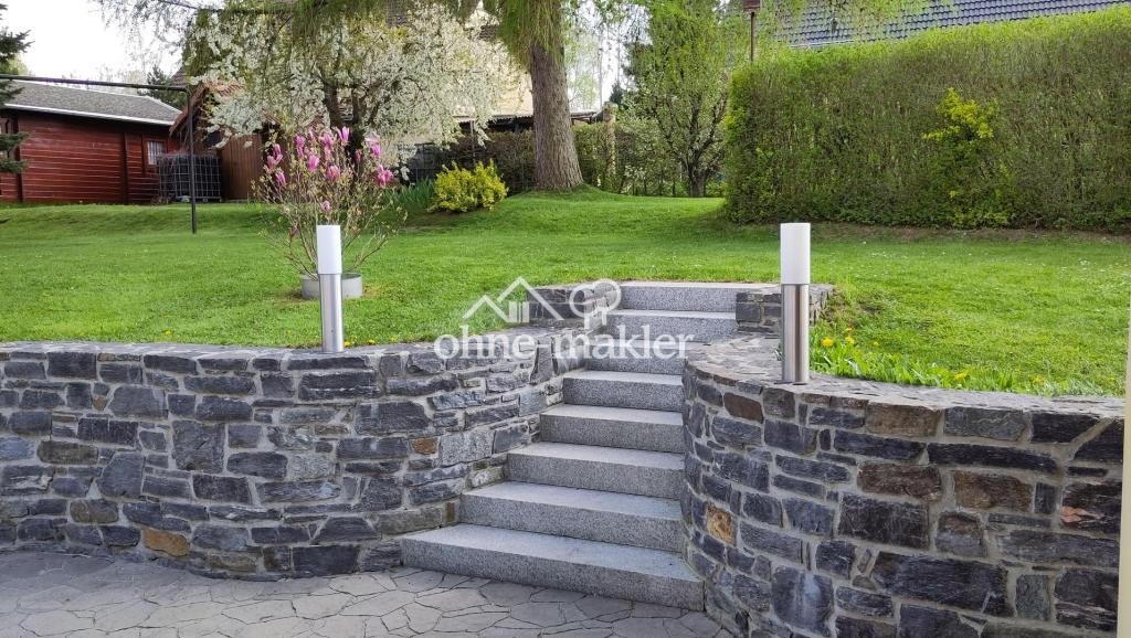 Hof mit Treppe in den Garten