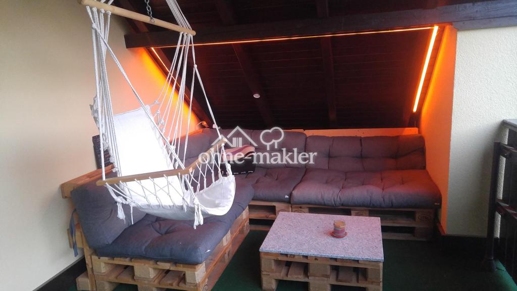Chillecke auf überdachtem Balk