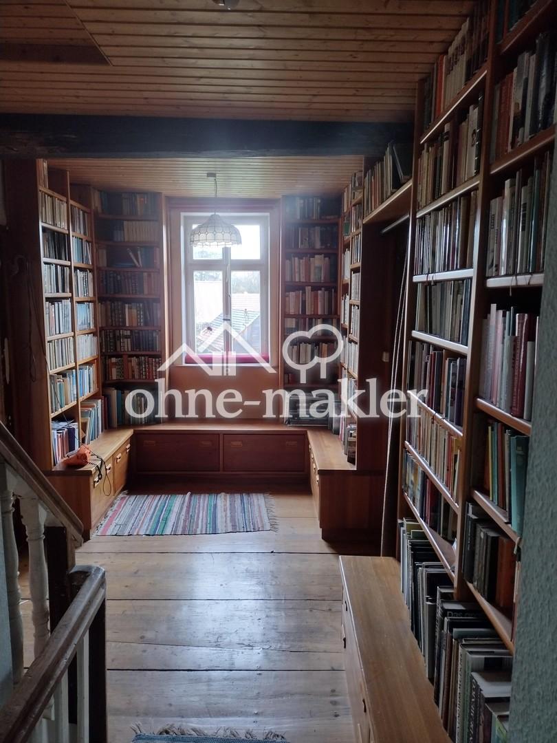 Flur mit Bibliothek