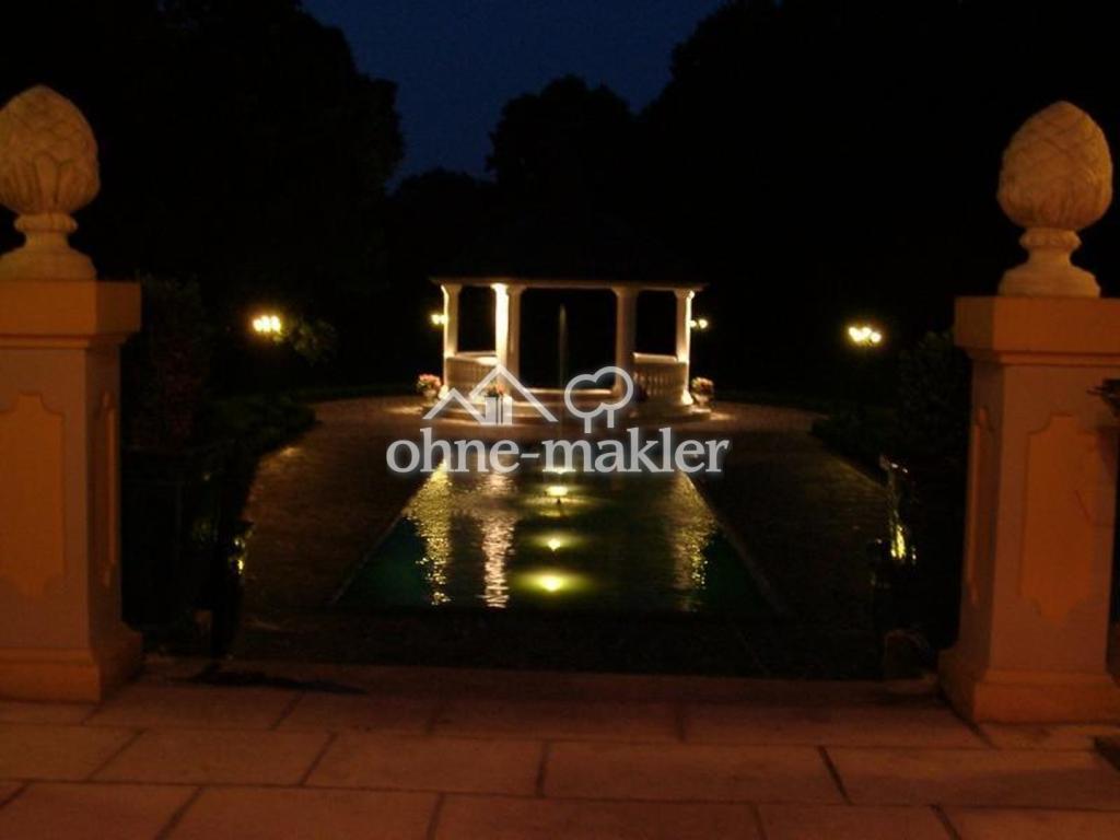 Nachtansicht Pool & Pavillon 