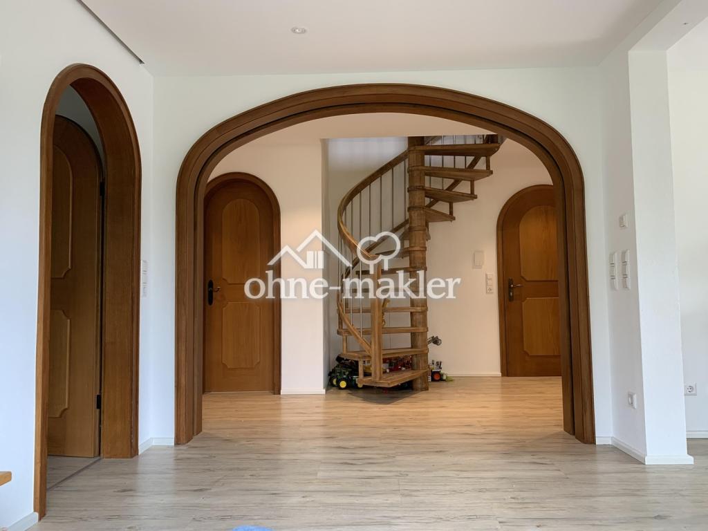 EG innenliegende Treppe ins OG