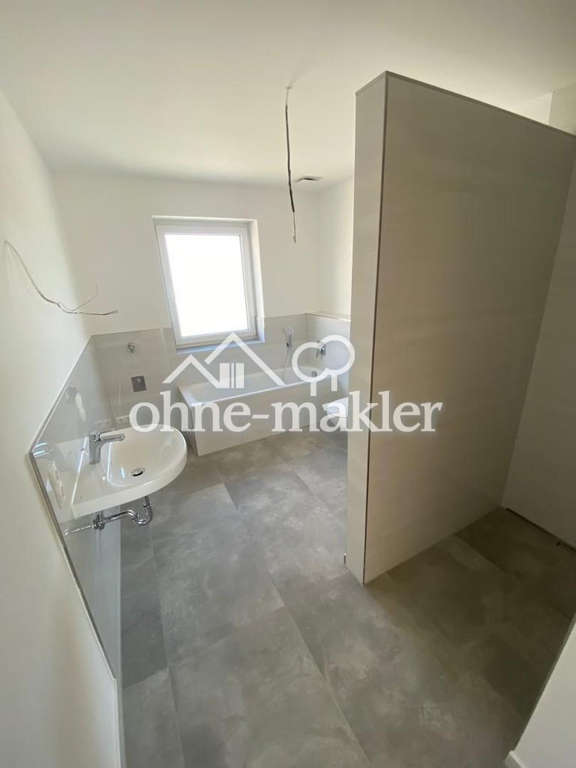 Moderne 3-Zimmer- Wohnung mit Tiefgaragenstellplatz & Balkon - Neubau aus 2022 - Foto 3