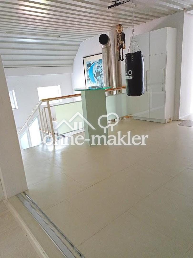 2.  Treppenaufgang zur Wohnung