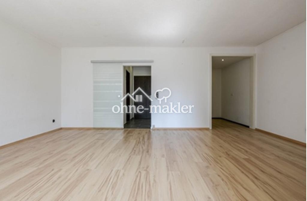Blick auf Garderobe und Küche