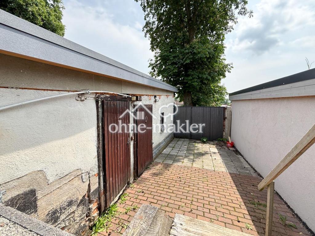 Blick zum Schuppen und Garage