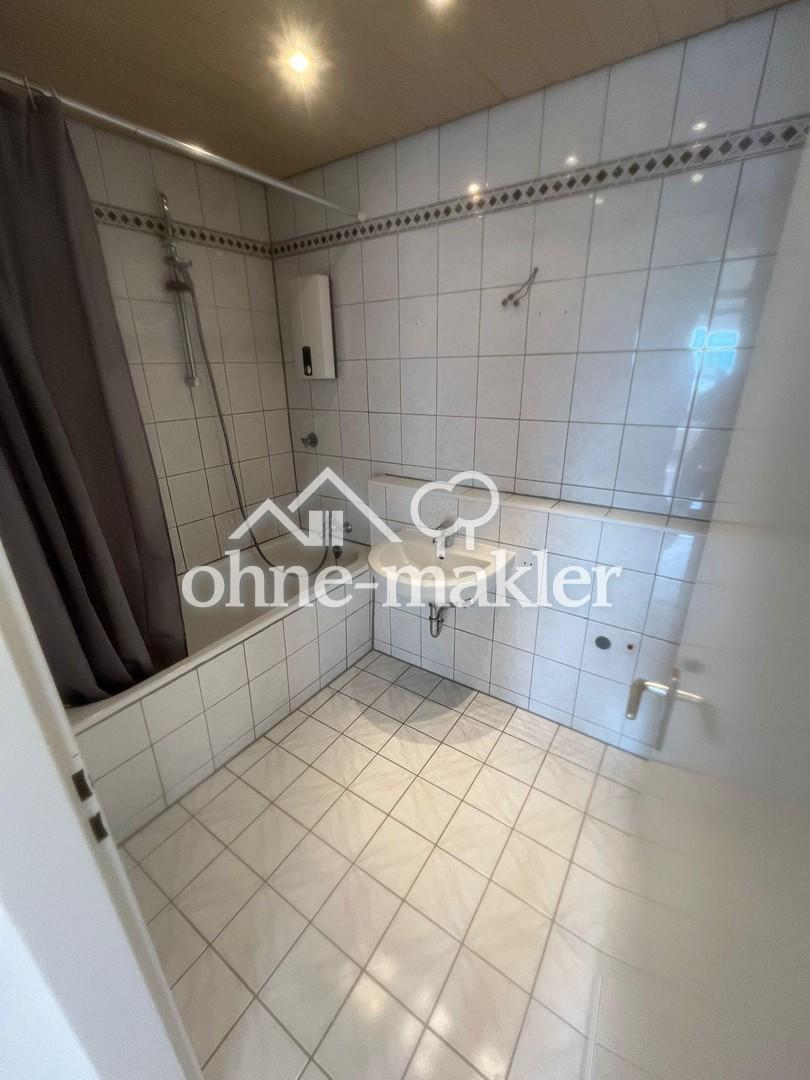 Bad mit Badewanne
