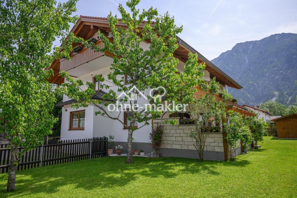 Sonniger Rasen mit Gartenhaus