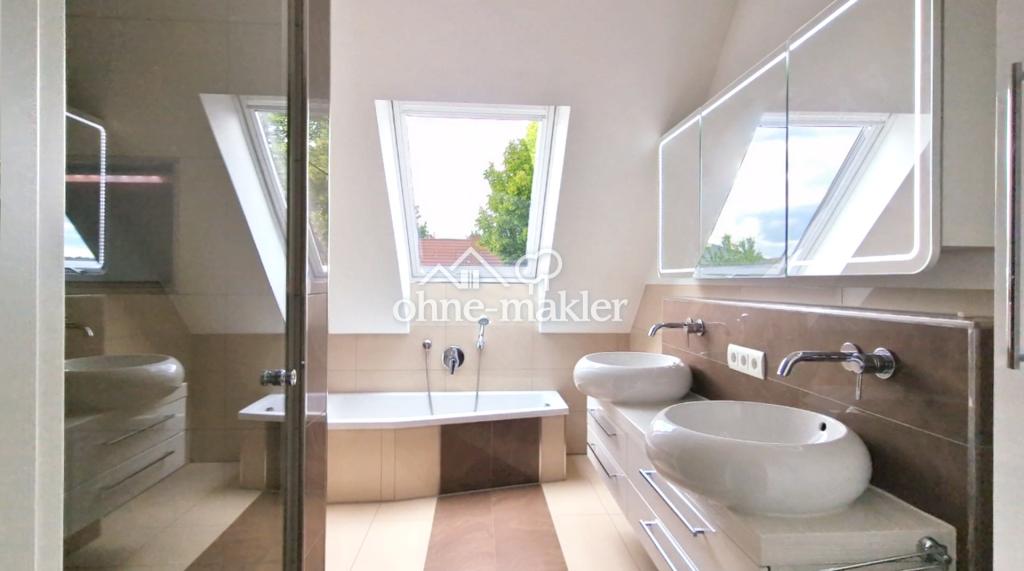 Bad_2Waschbecken_Dusche_Badewa