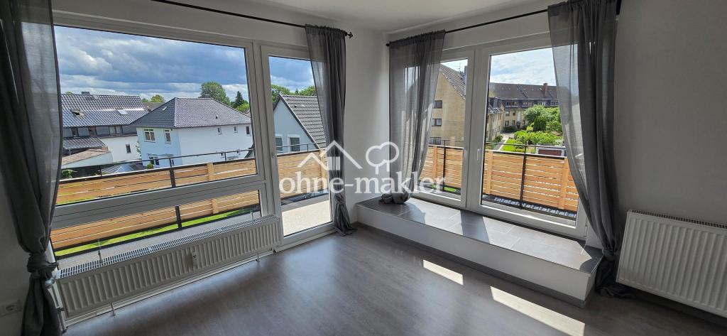 Wohnzimmer - Blick auf Balkon