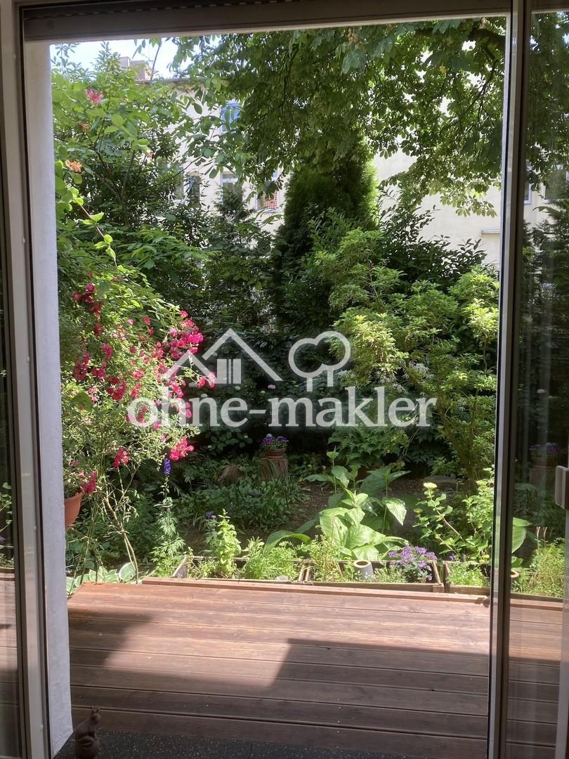 Blick Wohnzimmer in den Garten