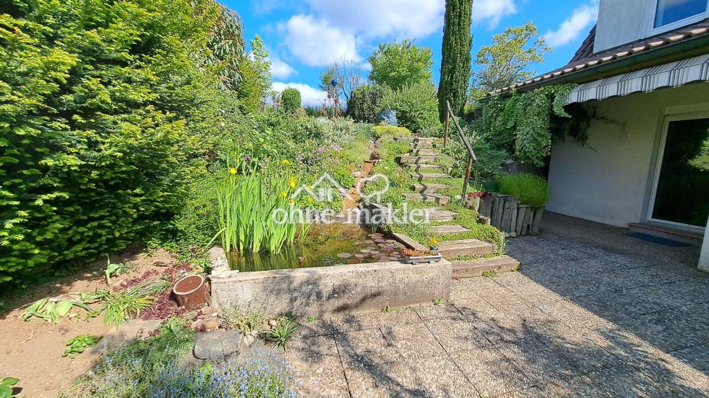 Untere Terrasse mit Teich