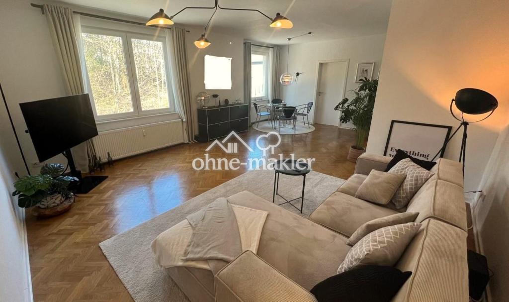 Wohnzimmer/ Blick Bürotür