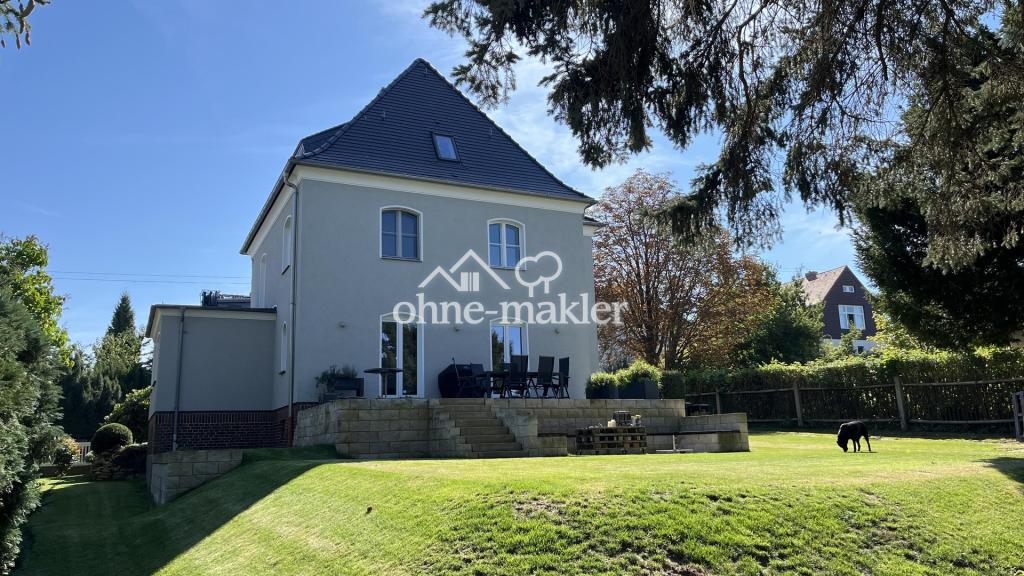 Gartenseite mit Terrasse